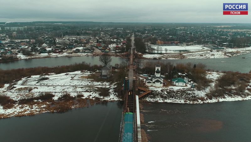 Завершается ремонт цепных мостов в Острове