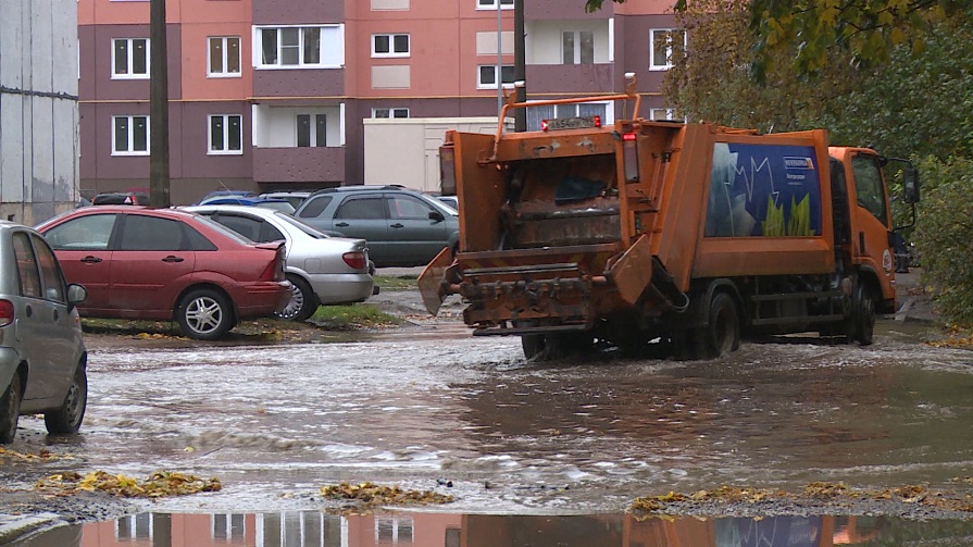 Огромные лужи перегородили путь в несколько псковских дворов