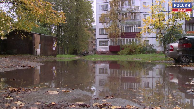 Большие лужи появились в Пскове из-за нескольких дождливых дней