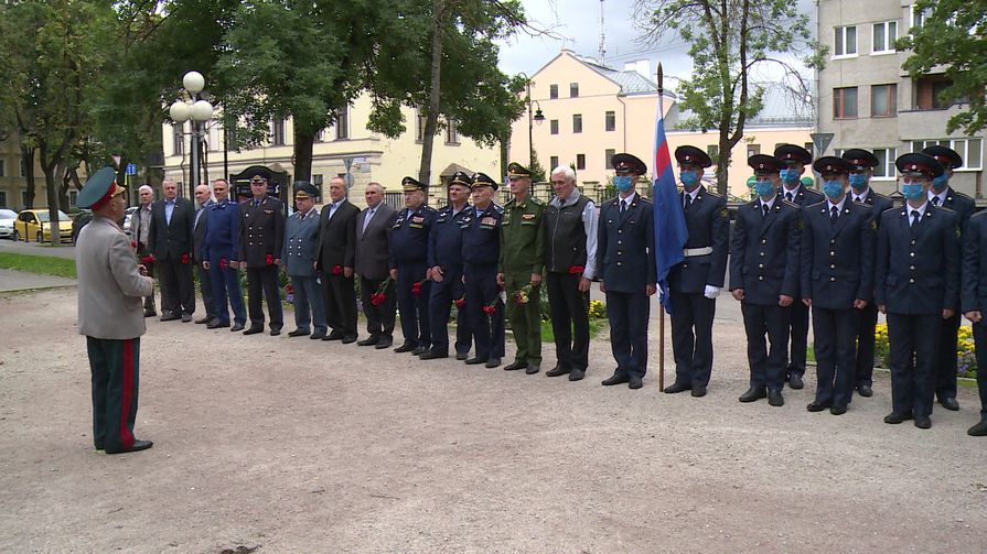 В Пскове в честь годовщины Бородинского сражения возложили гирлянду славы к памятнику Михаилу Кутузову 