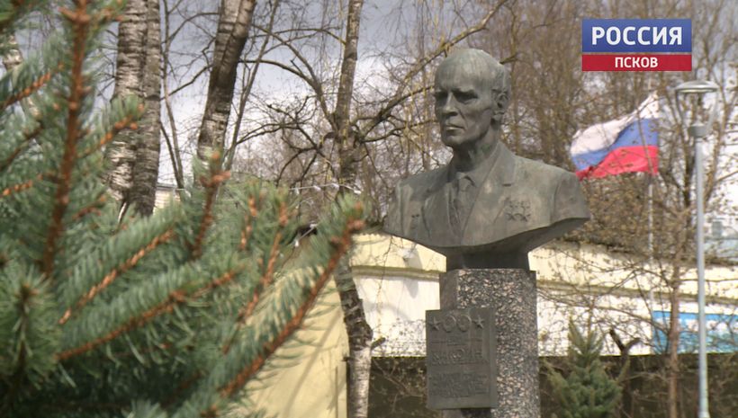 У памятника Исааку Кикоину в Пскове посадили новые ели