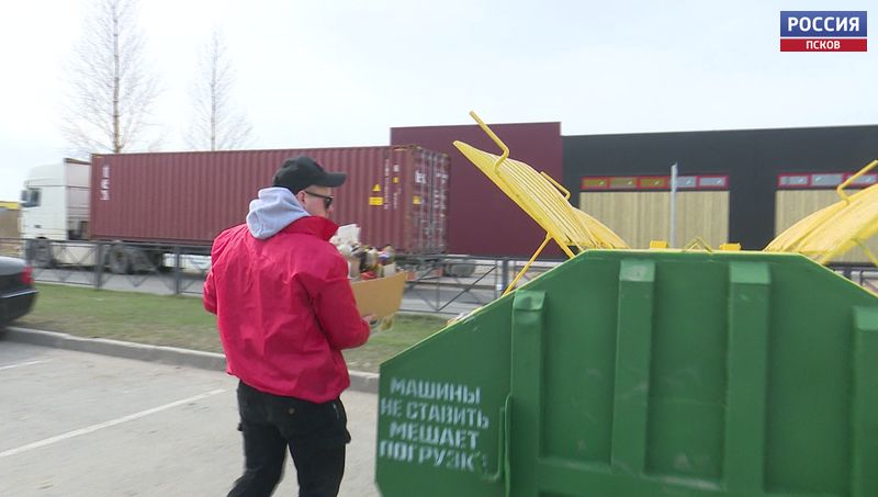 Псковичи собрали несколько контейнеров макулатуры