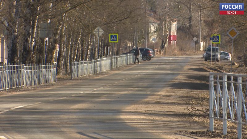 Жители Нового Изборска просят сделать качественную безопасную пешеходную дорожку