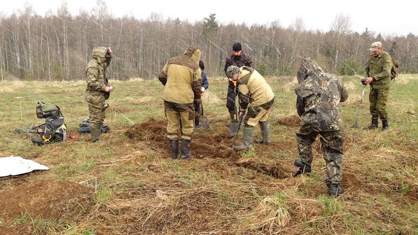 Поисковики установили имена двух красноармейцев, погибших в Невельском районе