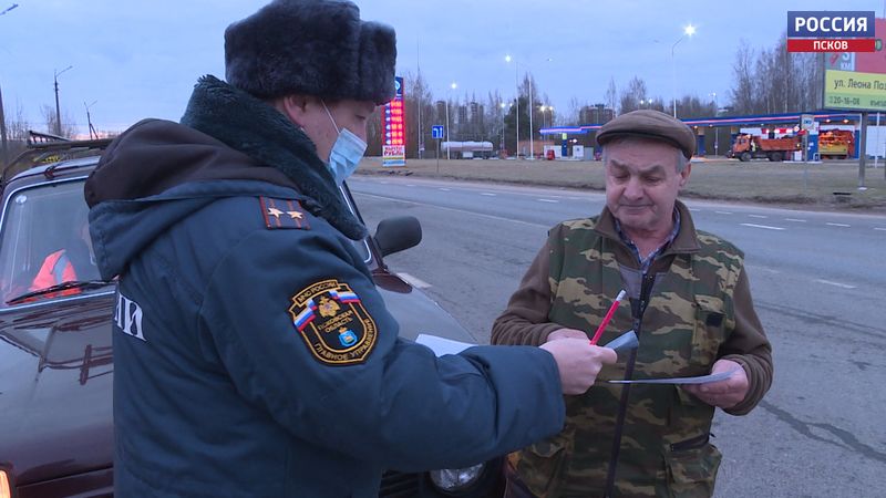 Сотрудники МЧС предупредили псковских рыбаков об опасности выхода на лёд 