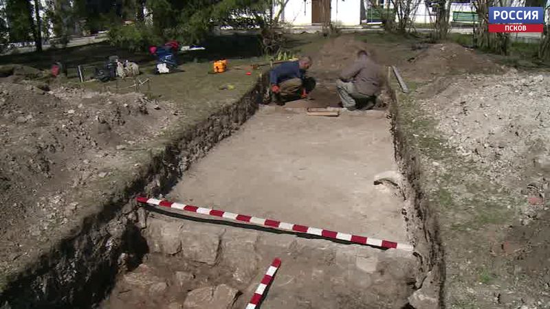 Псковские археологи исследуют культурный слой Снетогорского монастыря