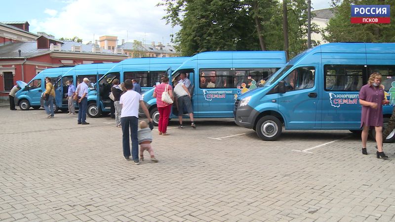 Ключи от новых микроавтобусов вручили многодетным семьям Псковской области