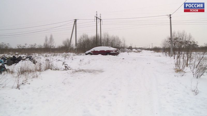 В Борисовичах жители сами взялись за лопаты, чтобы расчистить дорогу до города