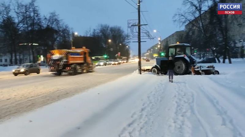 Для расчистки некоторых дорог от снега в Пскове временно запретят парковку автомобилей 