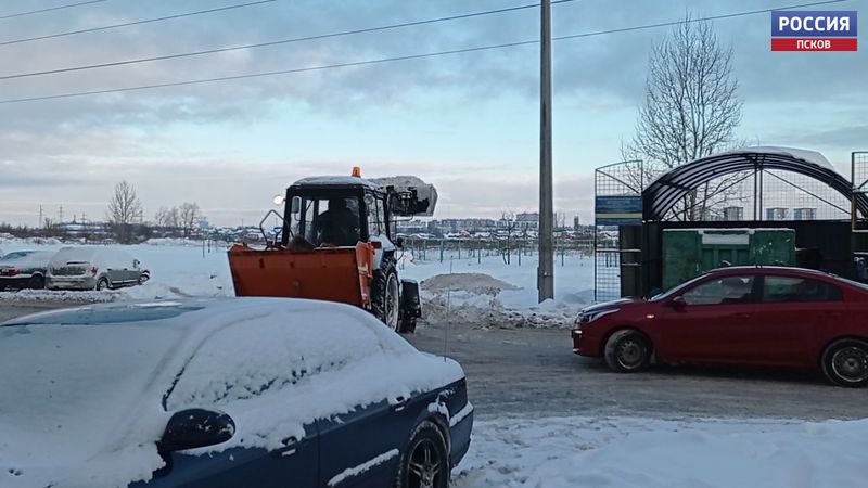 Автомобили псковичей ждёт эвакуатор за игнорирование запрета на парковку из-за расчистки снега 