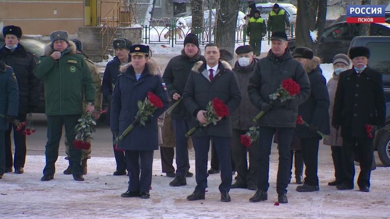 В Пскове у Вечного огня в память о Героях Отечества прошел торжественный митинг