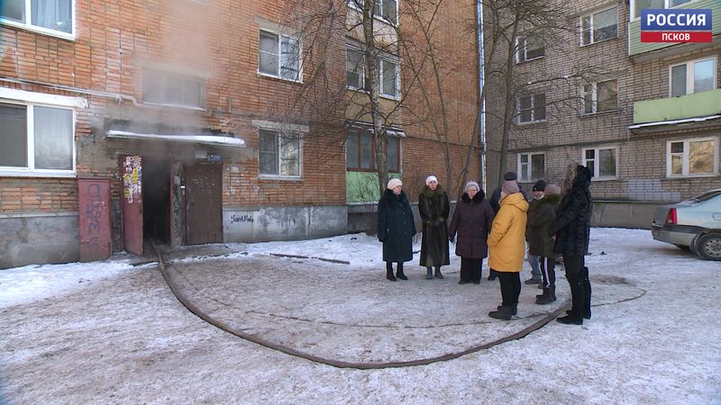 Жильцы многоэтажки в Пскове временно остались без отопления из-за прорыва трубы