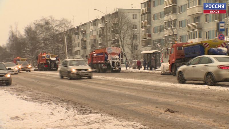 Снегоуборочная техника в Пскове вышла на работу в 4 утра