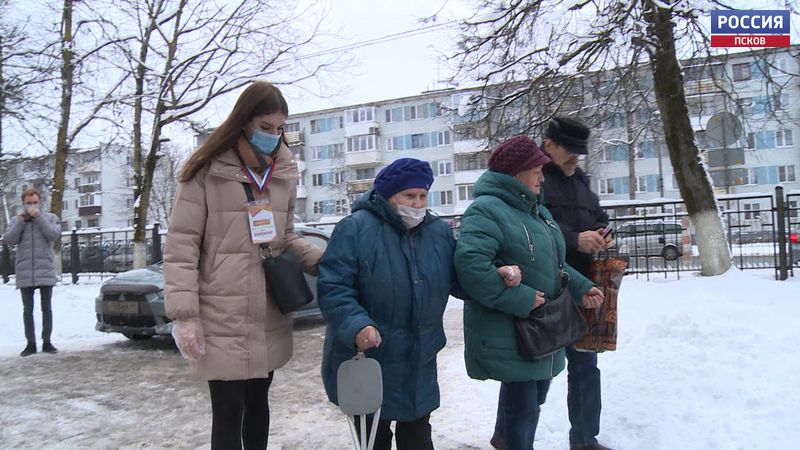 Водители-волонтёры на своем авто доставляют псковских пенсионеров из поликлиники домой