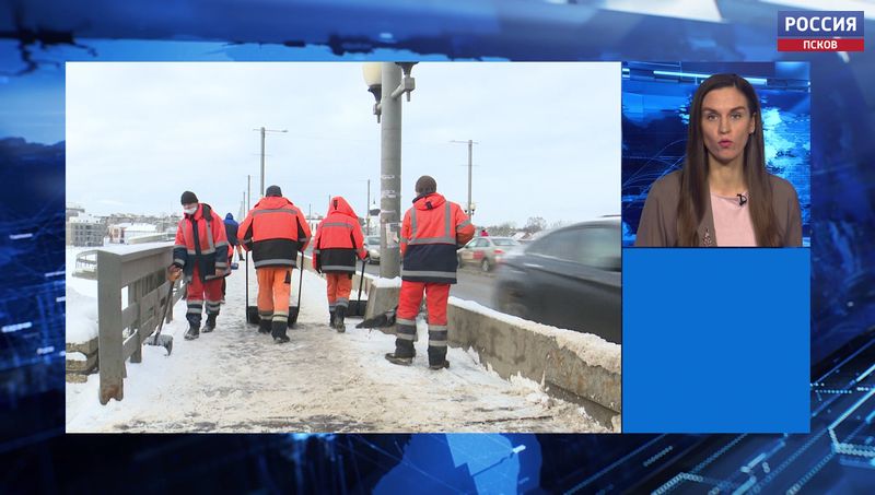 После снежных выходных в Пскове чистят дороги и тротуары