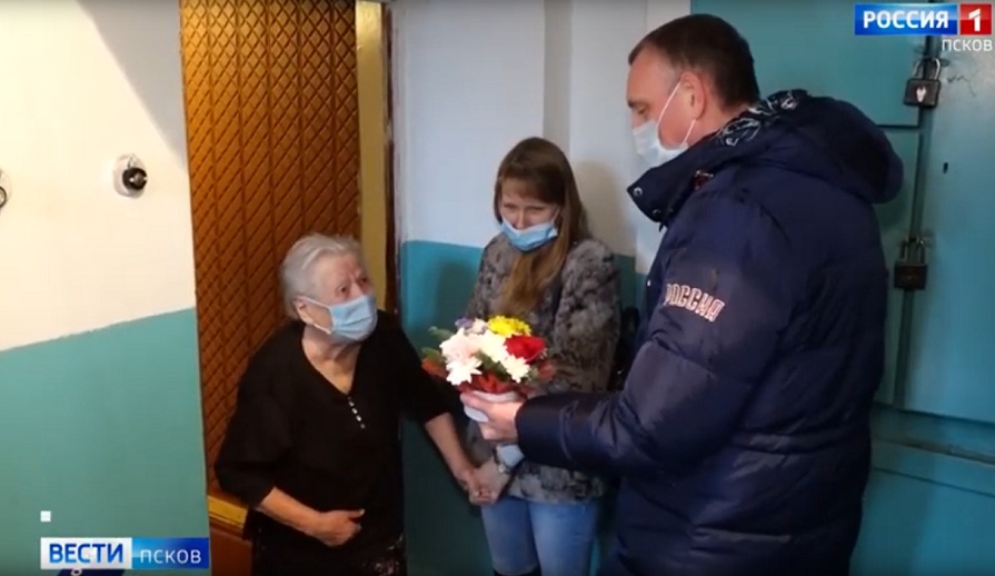 Александр Козловский поздравил ветерана Анну Храпенкову с Новым Годом