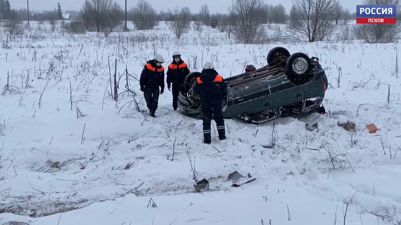 Инспектор ДПС помог семейной паре, которая попала в аварию