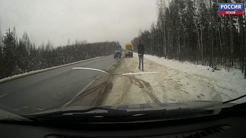 Нетрезвый водитель вылетел в кювет на Ленинградском шоссе в Пскове