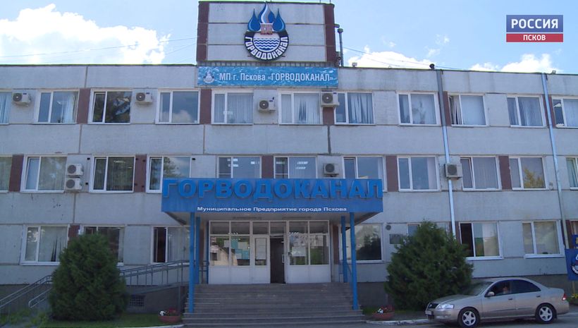 Псковичи запасают воду перед суточным отключением