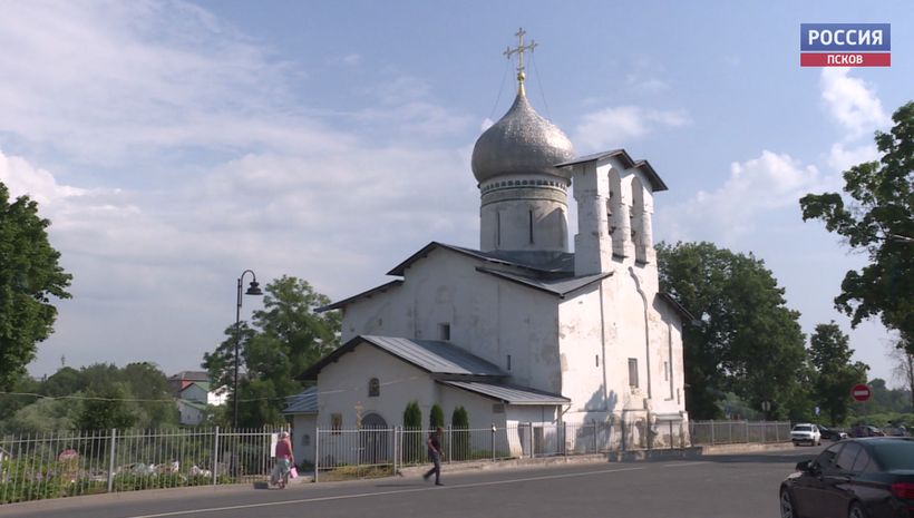 Мощи святых Петра и Павла торжественно передали в псковский храм