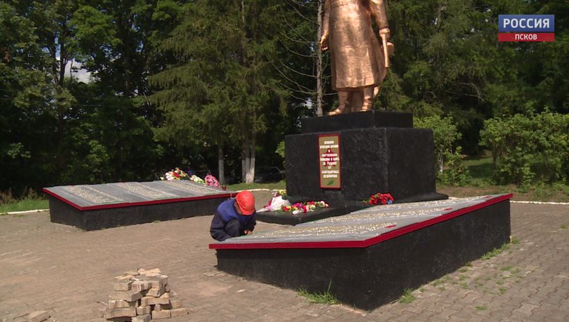 Воинское захоронение благоустраивают в Дедовичах на погосте Высокое
