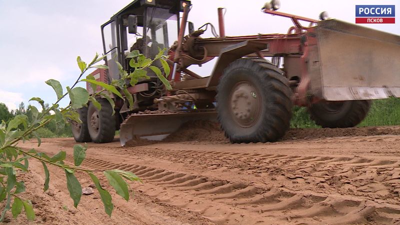 Дорожники ежедневно ремонтируют грунтовку на Самолву