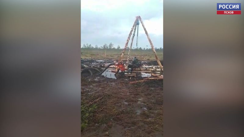 Поисковики поднимают самолёт Ил-2 в Пыталовском районе