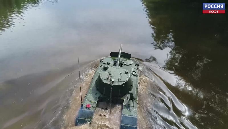 Десантники преодолели водную преграду на тактических учениях в Стругах Красных