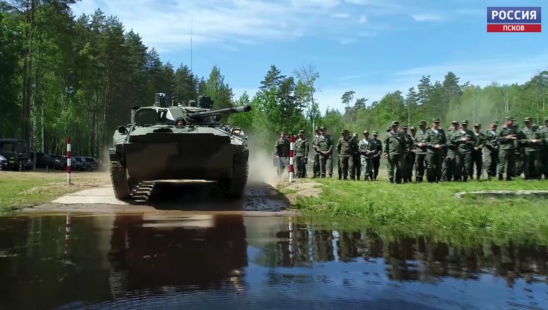 Преодоление водной преграды отработали десантники Псковского соединения ВДВ