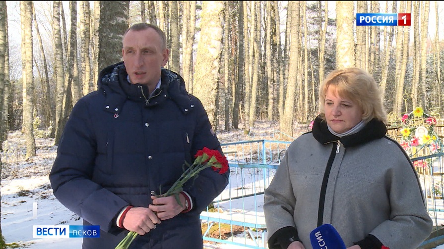 Александр Козловский вручил подарки ветеранам из Новоржевского района