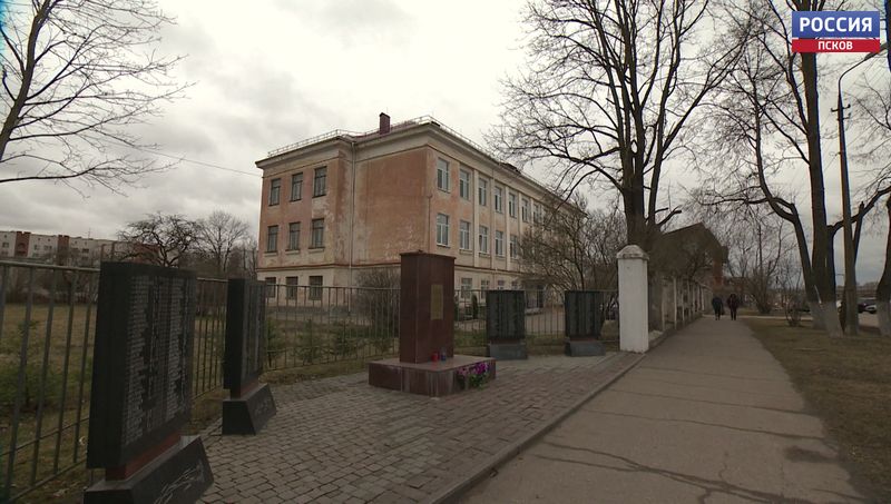 Монумент о жертвах концлагеря на Ольгинской набережной в Пскове требует срочного ремонта