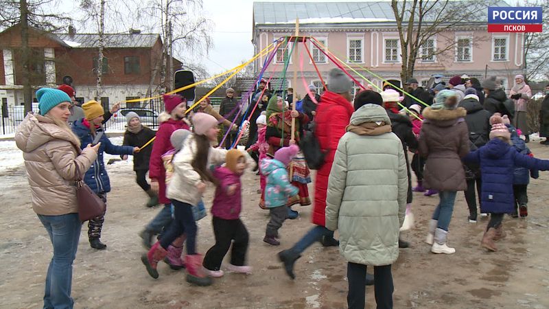 Угощениями, гуляниями и катанием на верблюде отметили Масленицу в Печорах