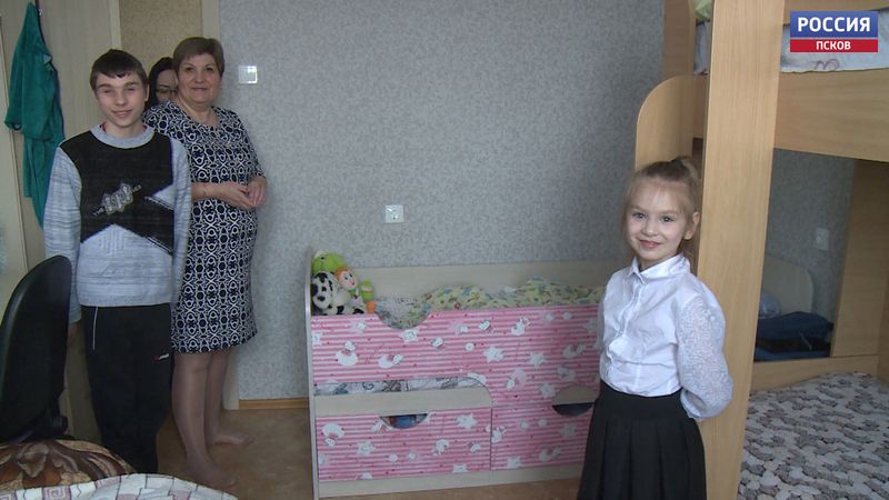 Многодетной семье из Дно помогли перебраться в новое жильё
