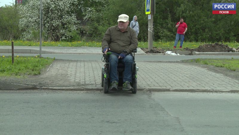 В Пскове на Чудской улице благоустраивают тротуары и автобусные остановки