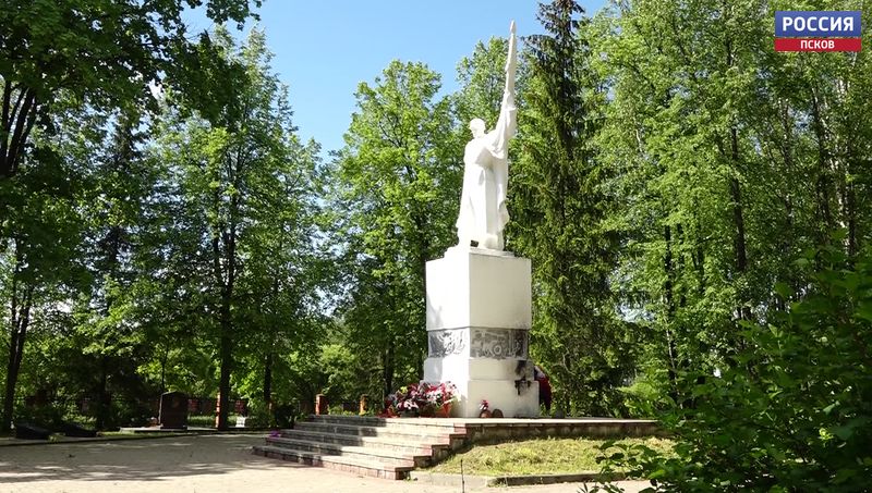 В Великих Луках вандалы подожгли венок у памятника Неизвестному солдату