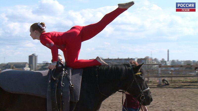 В Псков вернулся один из самых сложных и красивых видов конного спорта - вольтижировка