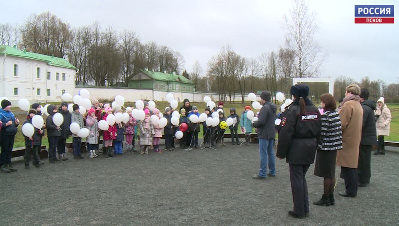 Ученики Свято-Тихоновской гимназии выпустили в небо белые шары в память о погибших в ДТП