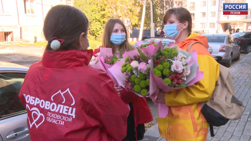 Учителей с профессиональным праздником поздравили волонтеры регионального ресурсного центра добровольчества