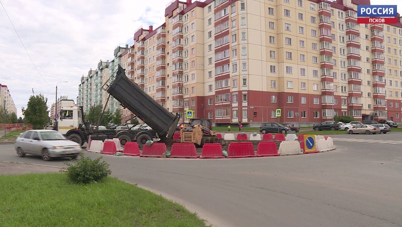 На перекрестке Шестака и Доставалова в Пскове начали делать круговое движение