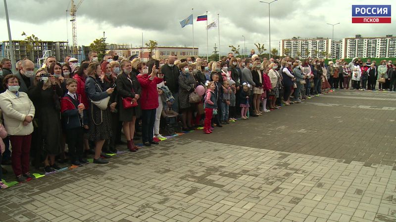 Торжественными линейками и праздничными классными часами отмечают День знаний в псковских школах