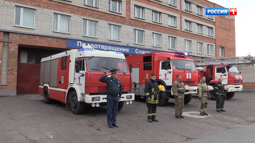 В память о погибшем Евгении Зиничеве во всех подразделениях МЧС включили сирены