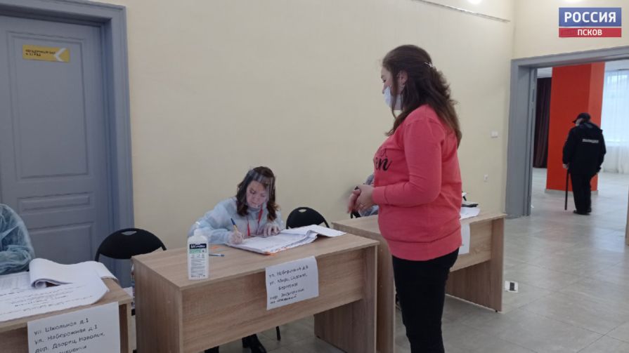 Более 600 избирательных участков начали работу в Псковской области