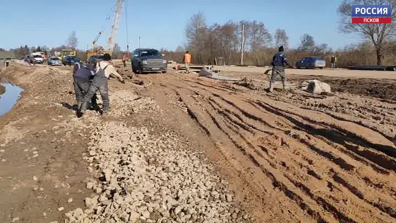 Сплошное месиво. Жители Дедовичского района пожаловались на дорогу к деревне Сорокино