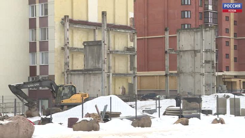 В Пскове на улице Народная демонтируют бетонные остатки от недостроенной больницы