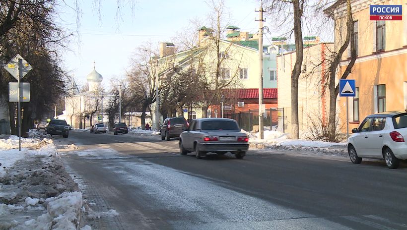 Далеко не все автолюбители замечают знак одностороннего движения на улице Карла Маркса в Пскове