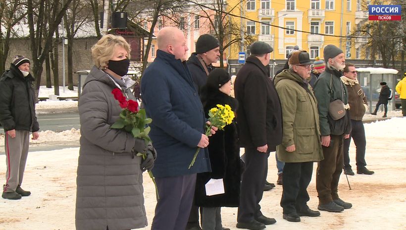  «Пока в России Пушкин длится, метелям не задуть свечу». В Пскове прошел памятный митинг