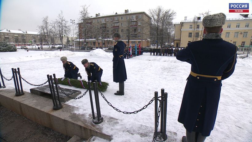 В Пскове на площади Победы почтили память героев Сталинградской битвы