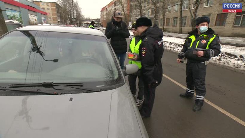 Пятиклассники вместе с сотрудниками ГАИ напомнили псковским водителям о соблюдении скоростного режима