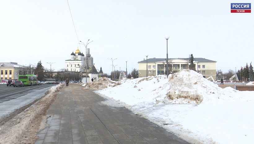 Огромные кучи снега вперемешку с песком сегодня вывезли с площади Ленина