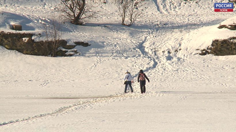 Псковичи несмотря на запрет выходят на лед Великой и рискуют своими жизнями